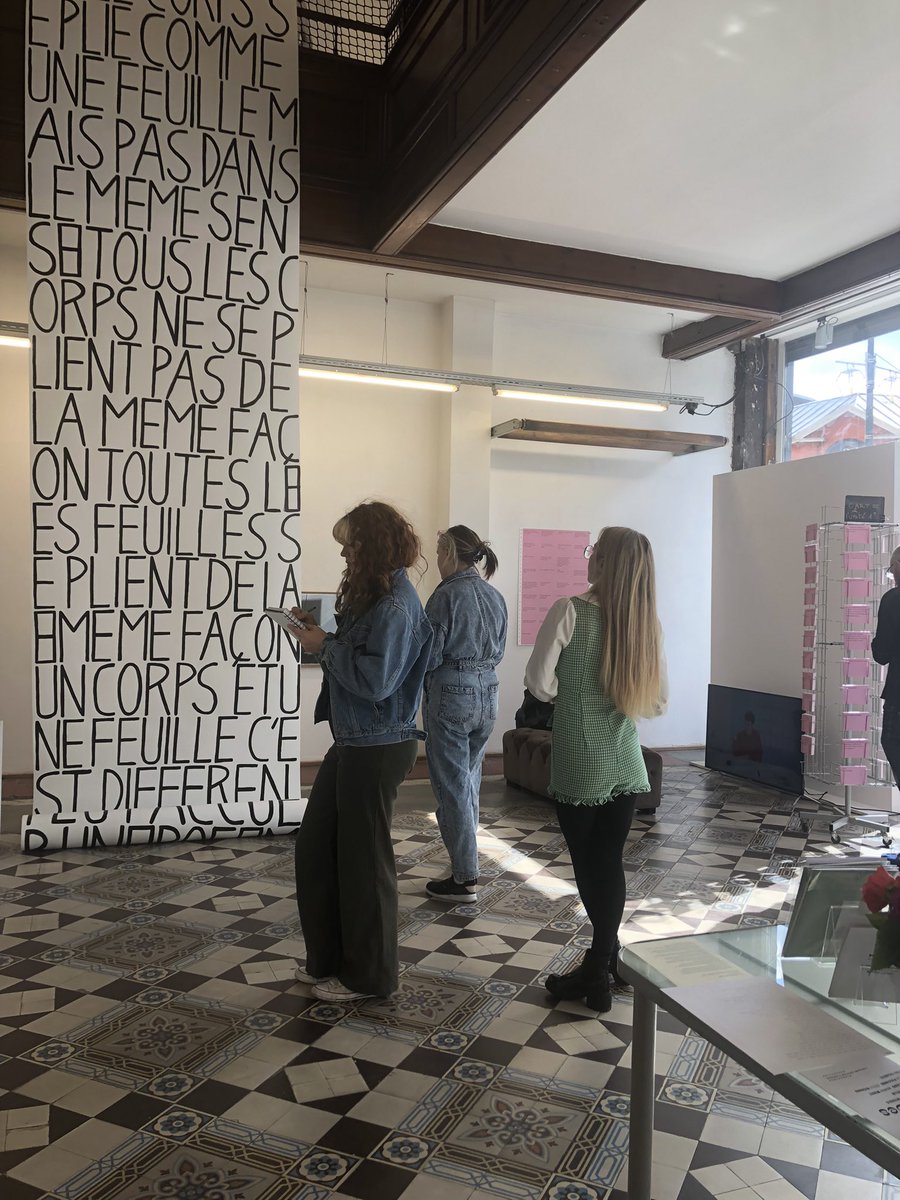 Bar_Rbx's tweet photo. #BARRBx #iloverbx #narratives #matrimoine #collectifhf #esatourcoing étudiant.e.s de 1ere année de l’ESA Tourcoing en visite découverte espace de la qsp &amp; expo https://t.co/ekUAh95ux8