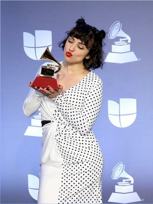 codigolaferte's tweet photo. Curiosidades Laferte! 😍

A prop��sito de la reciente nominación de nuestra querida @monlaferte, sabias que ella es la artista chilena con más @LatinGRAMMYs obtenidos?! Con un total de cuatro estatuillas 💖 https://t.co/EgElsVPklA