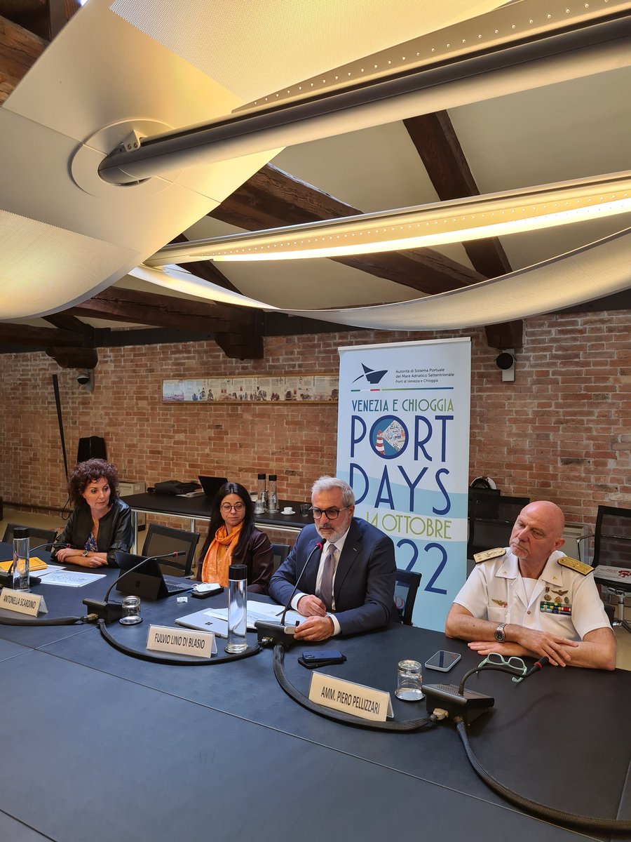 PortOfVenice's tweet photo. #PortoCittà 
 #ItalianPortDays #Portdays #PortidiVeneziaeChioggia 

Al via i nostri Port Days, il programma presentato oggi in Conferenza Stampa assieme a @comunevenezia
@Comune_Chioggia
@CP_Venezia 

DAL 7 AL 14 OTTOBRE!
Scopri di + ⏬️
https://t.co/t1K66swiFL

#GiocodiSquadra https://t.co/TAE2YN32pE