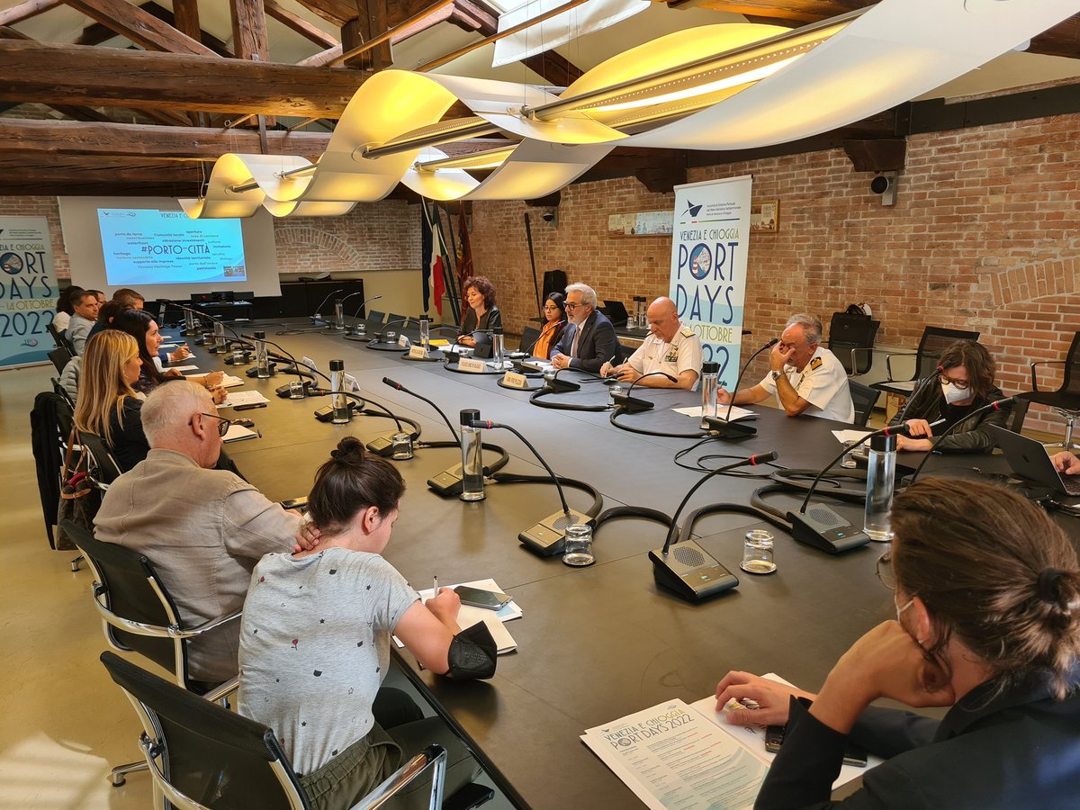 PortOfVenice's tweet photo. #PortoCittà 
 #ItalianPortDays #Portdays #PortidiVeneziaeChioggia 

Al via i nostri Port Days, il programma presentato oggi in Conferenza Stampa assieme a @comunevenezia
@Comune_Chioggia
@CP_Venezia 

DAL 7 AL 14 OTTOBRE!
Scopri di + ⏬️
https://t.co/t1K66swiFL

#GiocodiSquadra https://t.co/TAE2YN32pE