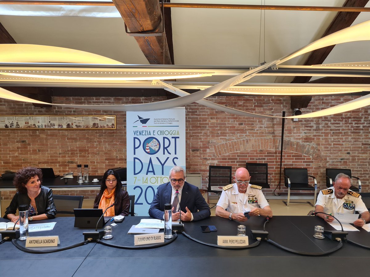 PortOfVenice's tweet photo. #PortoCittà 
 #ItalianPortDays #Portdays #PortidiVeneziaeChioggia 

Al via i nostri Port Days, il programma presentato oggi in Conferenza Stampa assieme a @comunevenezia
@Comune_Chioggia
@CP_Venezia 

DAL 7 AL 14 OTTOBRE!
Scopri di + ⏬️
https://t.co/t1K66swiFL

#GiocodiSquadra https://t.co/TAE2YN32pE