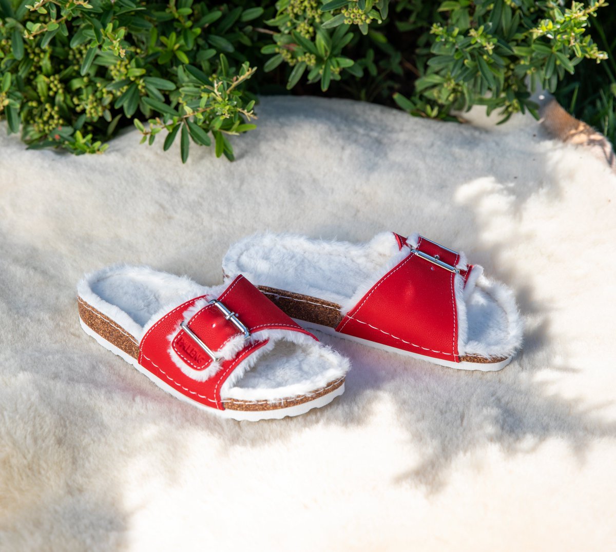 Gezer_Ayakkabi's tweet photo. Bulutların üzerinde hisset!

#Paleng #GeleceğeAdımlar #Rahat #Comfort #Deri #Fashion #Moda #HakikiDeri #Leather #Terlik #Sandalet  #Kış #Türkiye https://t.co/lRx46WrD2p