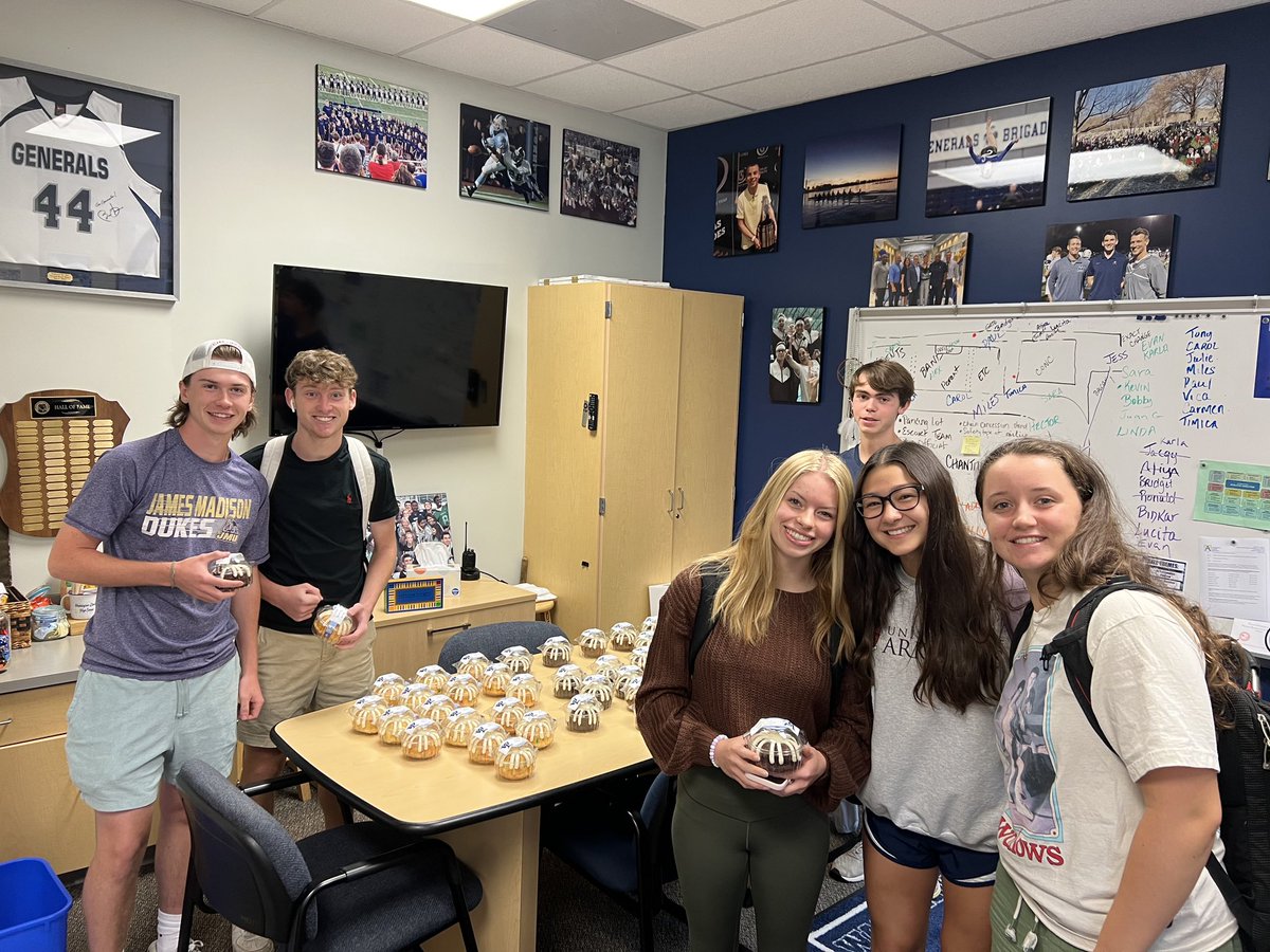 WLHSAthletics's tweet photo. Fall Captains Appreciation Day! Thanks for all that you do. #makingleaders @APSHPEAthletics @GeneralsPride https://t.co/6bsn6TEHn8