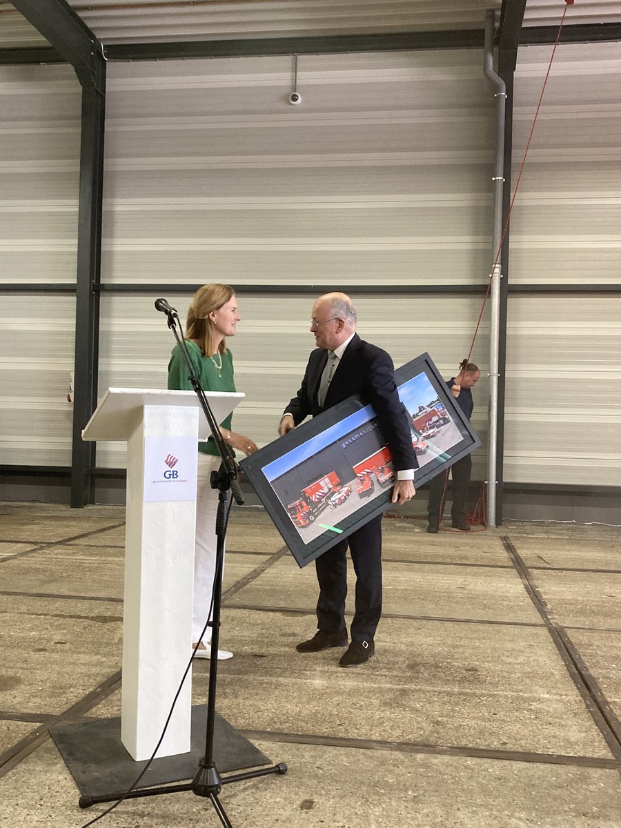 Feestelijk moment bij de Gezamenlijke Brandweer: indienststelling van de Collectieve Brandbestrijdingspool. Groot industrieel blussysteem voor scenario tank(put)brand. Tot stand gekomen door een goede publiek-private samenwerking! <a href="/Jan_Waals/">Jan Waals</a> <a href="/RobertSimonsLR/">Robert Simons</a>