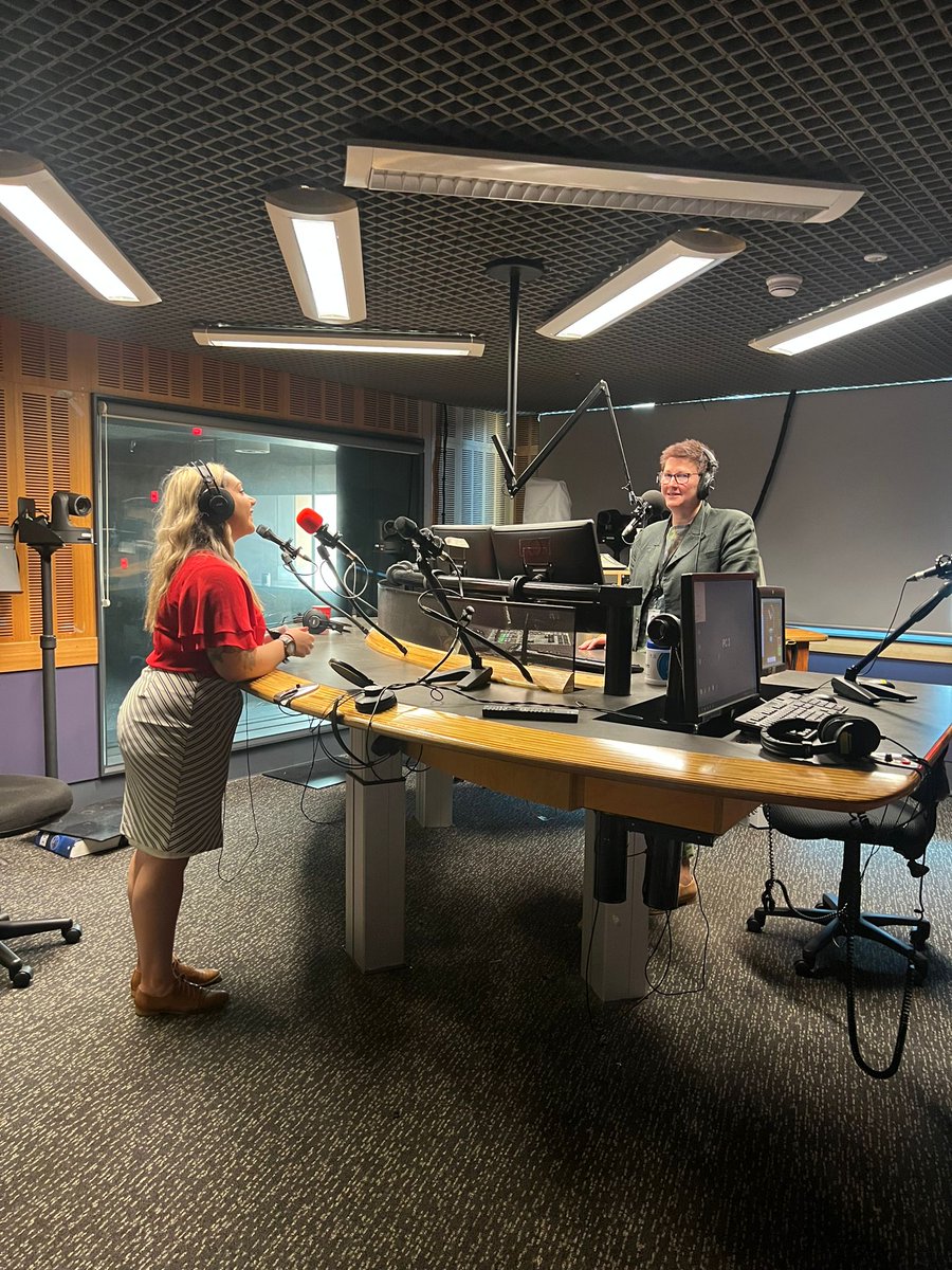 @LindyBurns makes us comfortable in the #radio #studios of @RadioNational @ABCscience with personalised mock #interviews! #ABCTop5Science This was yesterday, but so fun! 🎤🎙️ What a way to learn the nuts and bolts and tech of radio! #Thanks Lindy and Beth Stewart!!