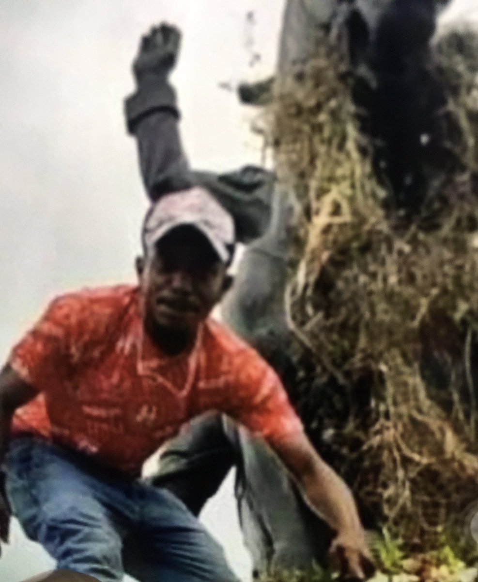 AlcimeZachary's tweet photo. Nèg sa yo te al jete fatra sou moniman PAPA DESSALINES lan ki sou chandmas,pa etone lè nou konnen kiyès ki voye yo fè sa pou 1000 goud.Yo fè menm bagay ak Jean-Baptiste Conzé …yo se TRÈT,yo dwe pini tankou TRÈT .@Radio_Metronome @nouvelliste @MARADIOFM @SenateurMoise https://t.co/LhAITqd0yD
