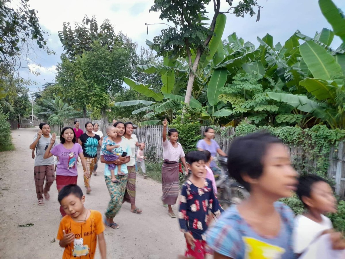 Khithitofficial's tweet photo. ကယ်တင်ရှင်မရှာ ဒို့ကျေးရွာ သပိတ် စစ်ကြောင်း ဖက်ဆစ် စစ်တပ် တော်လှန်ရေး ချီတက် ဆန္ဒပြ
Read more-> https://t.co/xdy0nfwupE https://t.co/Nre1LSq72z