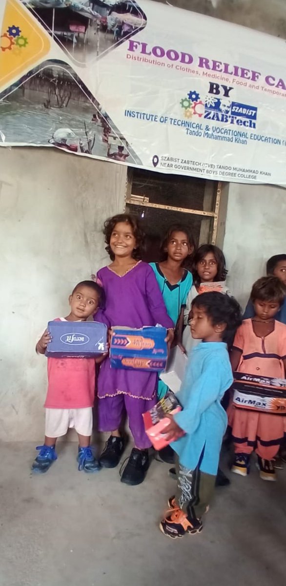 SzabistZabtech's tweet photo. SZABIST ZABTech Tando Mohammad khan distributed gifts donated by Chairperson SZABIST Madam @BakhtawarBZ amongst the severely flood affected village situated in UC: Saeed Mato.

#SZABISTZABTechiTVE #zabtechtmk #TVET #donations #supportus #floodsinsindh #pakistanfloods https://t.co/0KLIVFwtSD