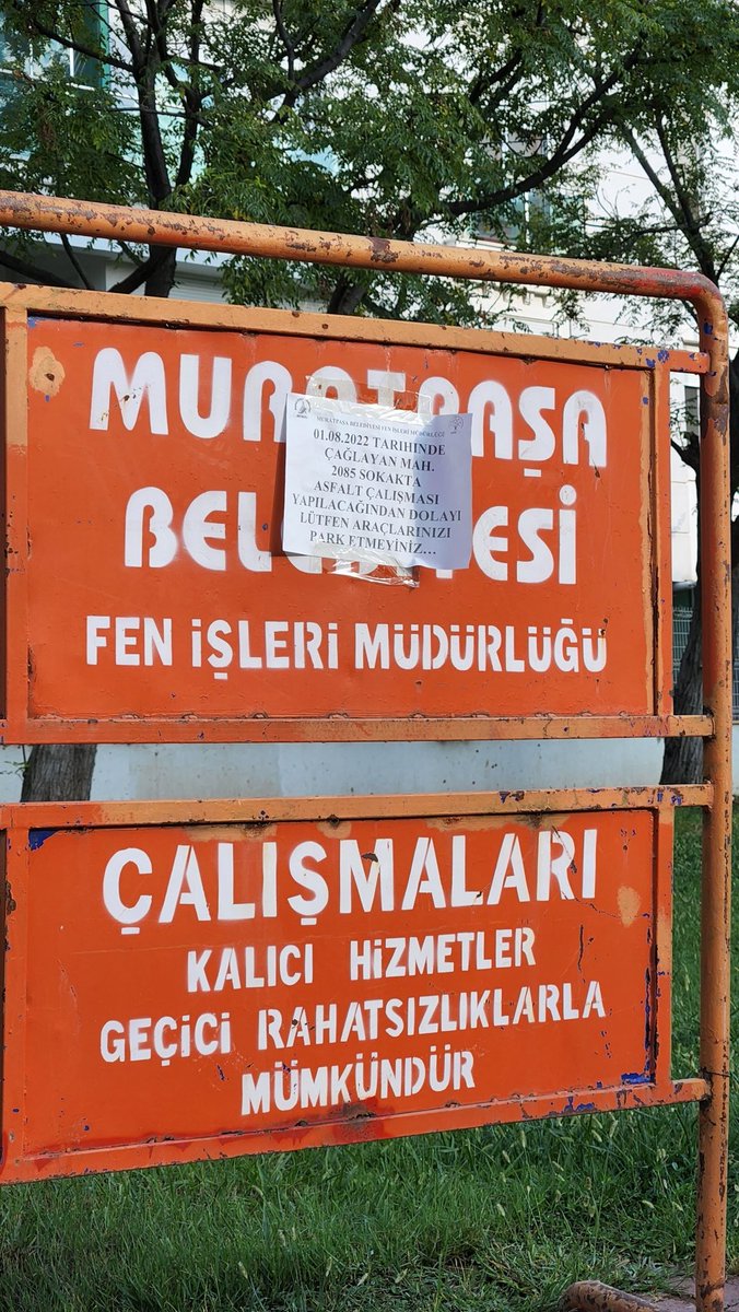 Sevgili <a href="/MuratpasaBld/">Antalya Muratpaşa Belediyesi</a> 
Çağlayan mh. 2085 sk. 01.08 de asfalt yapılacak diye koyduğunuz demirler Eylül sonu oldu hala sokakta suruyor. Asfalt da yarım yamalak yapıldı. Bilginize.