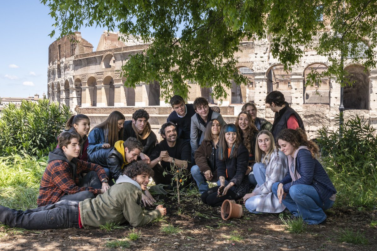 PrimeVideoIT's tweet photo. Ripetiamo tutti insieme: "Trattateceli bene" ❤️🩹 #UnProfessore https://t.co/hN7cOZpYuQ