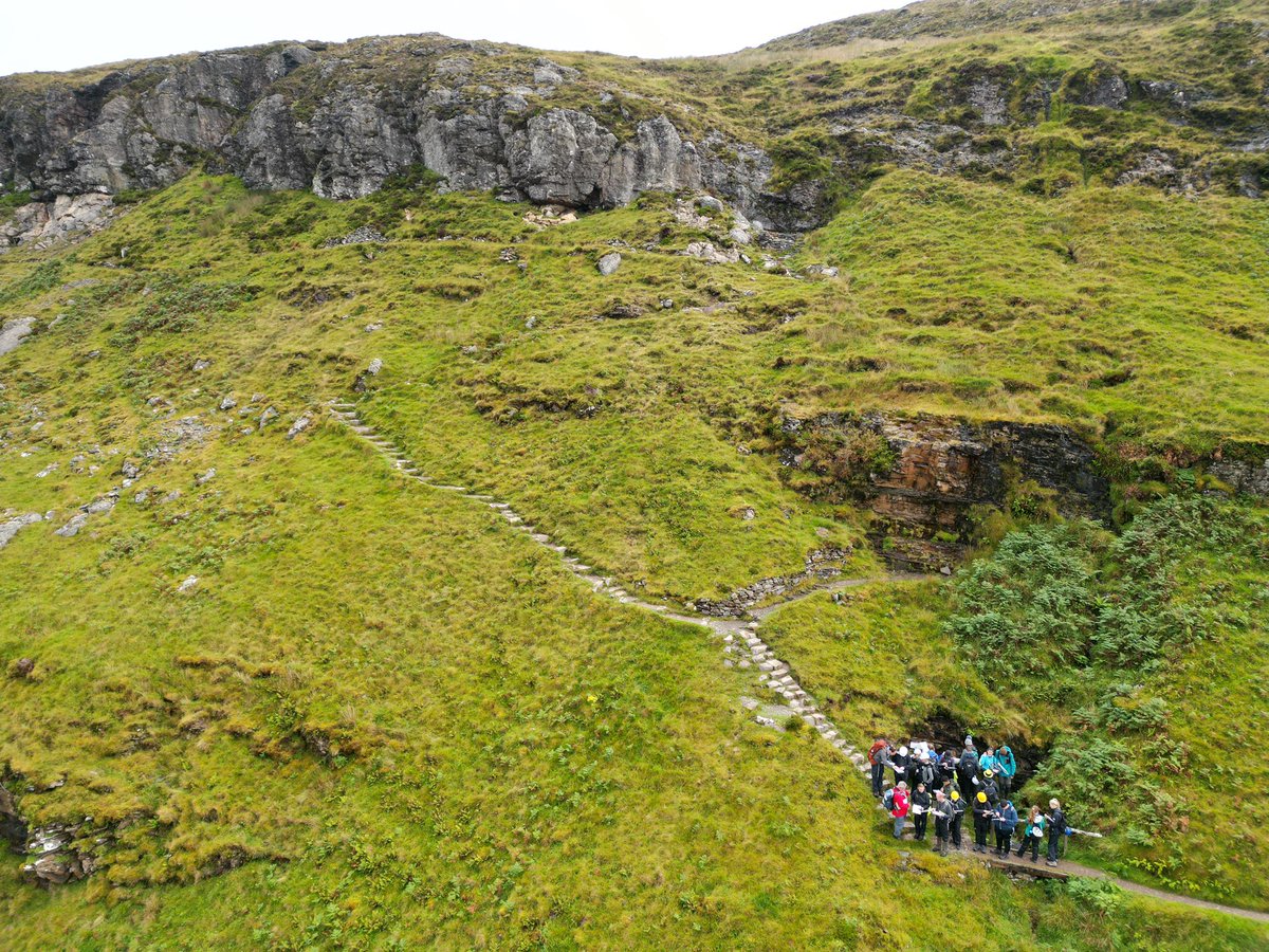 A couple more photos from the <a href="/abdngeology/">Aberdeen Geology & Geophysics</a> 3rd year Ullapool fieldtrip a week ago. A stop at Knockan Crag to discuss thrust tectonics and the mapping area near Kylesku ⛰☀️📷 <a href="/Gee_o_Joe/">Joe Armstrong</a> <a href="/UoAGeosciences/">School of Geosciences, University of Aberdeen</a>