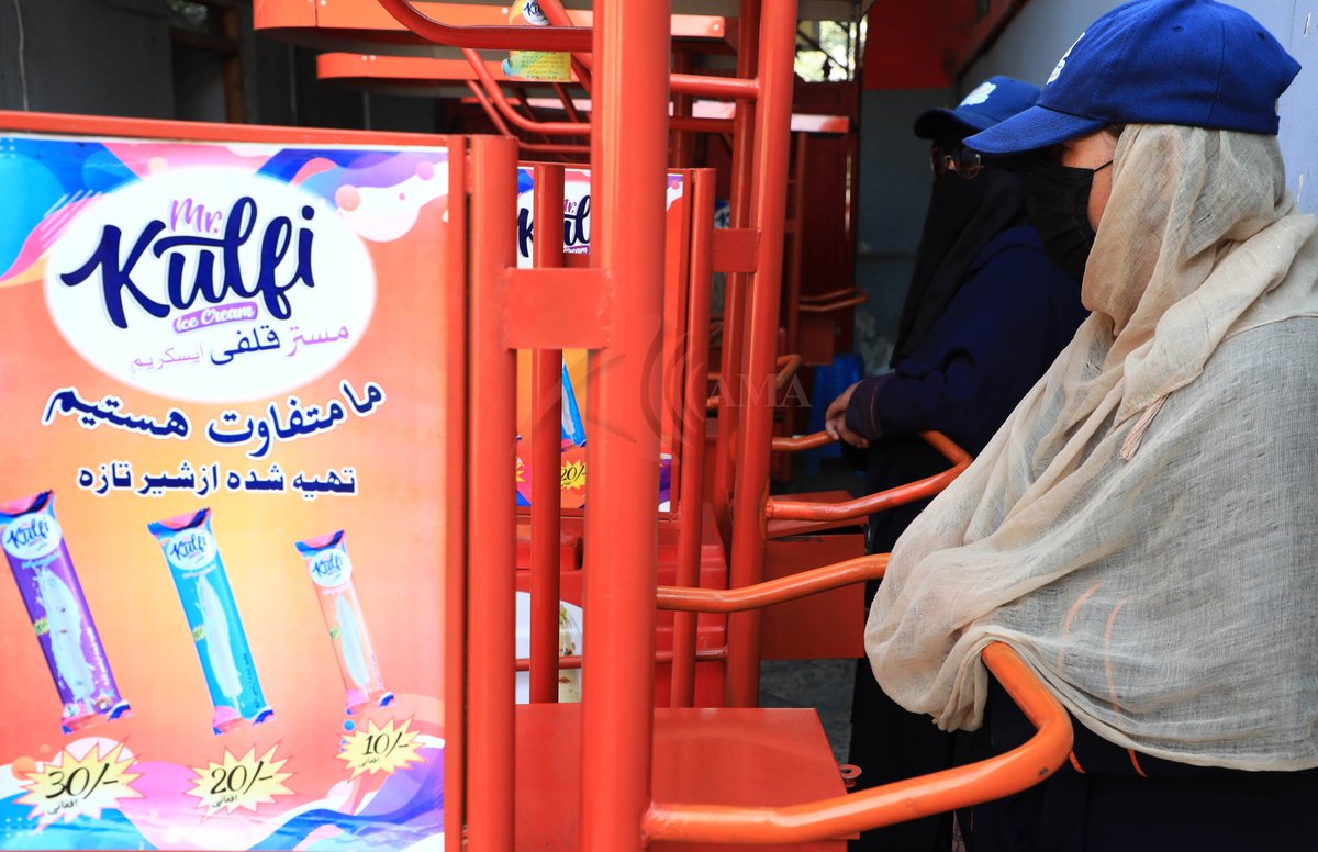 AgencyAfghan's tweet photo. Afghan #women sell popsicles on the streets to make ends in order to fight the #economic crisis in Kabul, Afghanistan, on September 21, 2022. Among other sanctions, #Afghanistan has been struggling with the lack of liquidity as its assets have been frozen by the #US. https://t.co/2mbg83W5R3