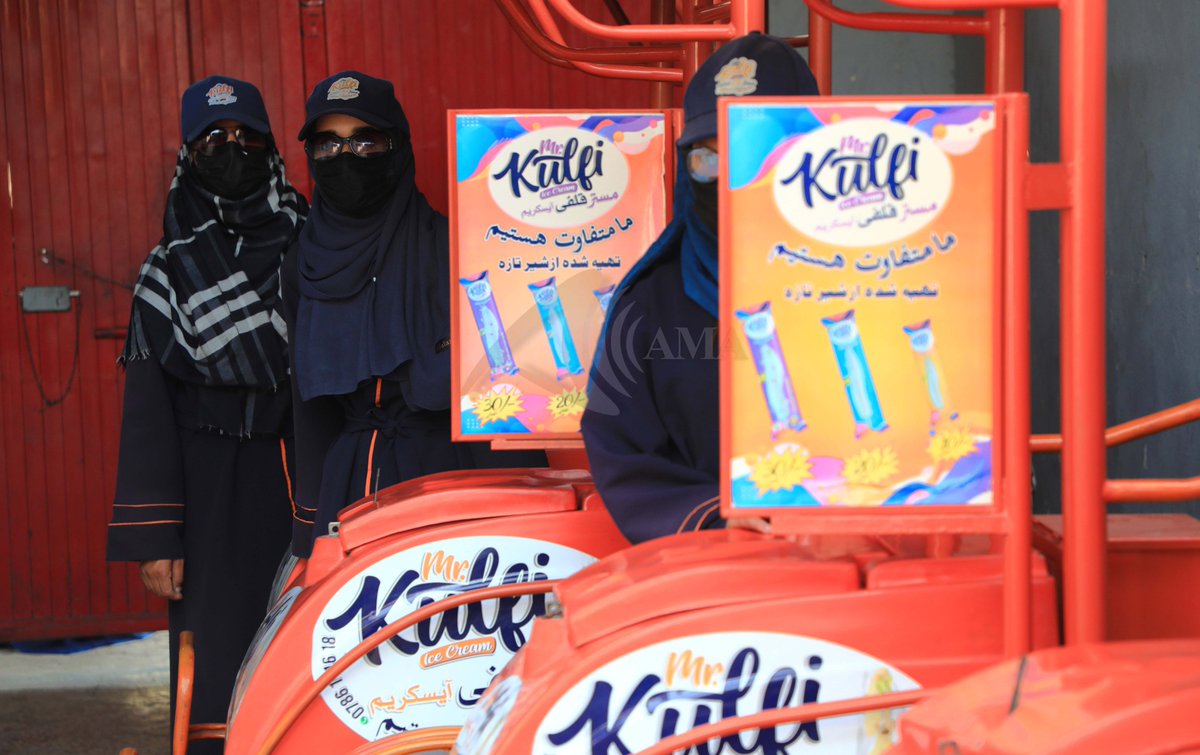 AgencyAfghan's tweet photo. Afghan #women sell popsicles on the streets to make ends in order to fight the #economic crisis in Kabul, Afghanistan, on September 21, 2022. Among other sanctions, #Afghanistan has been struggling with the lack of liquidity as its assets have been frozen by the #US. https://t.co/2mbg83W5R3