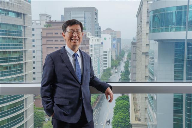DIGITIMES_EN's tweet photo. Decades of globalization journey: Q&A with Foxconn chairman Young-way Liu #chairman #ColleyHwang #Foxconn #FoxconnTechnology #Franklyspeaking #GreaterChina #HonHai #ICTmanufacturing #Interview #investment #IT #CE #SouthAsia #DIGITIMES https://t.co/ivm955Ok7N https://t.co/SvctNYnRnB