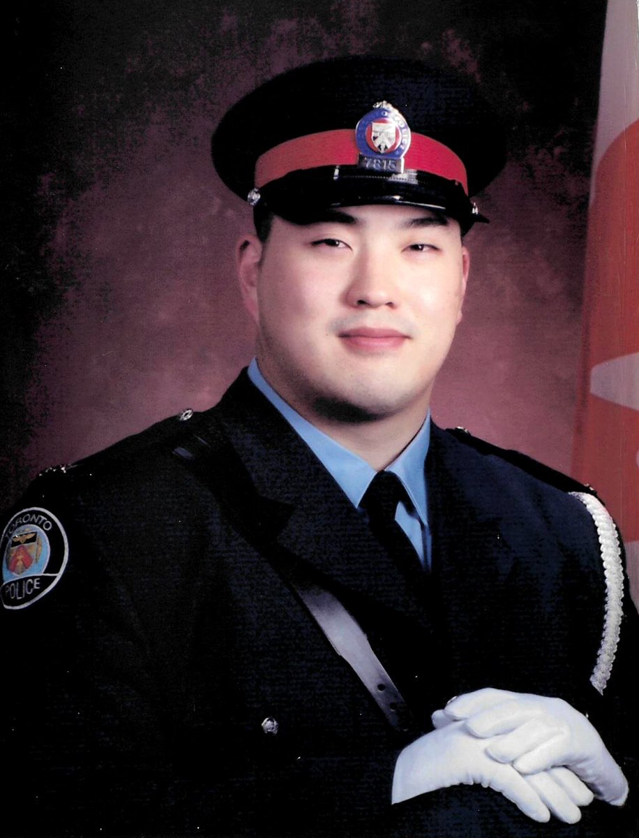SudburyPolice's tweet photo. Today we'll be joining Officers from across Canada for the funeral service for Fallen Hero Cst. Andrew Hong. Cst. Hong proudly served as a member of @TorontoPolice for 22 years. Please keep his family, friends &amp; police family in your thoughts as we honour his service &amp; sacrifice. https://t.co/AEau8I0SKh