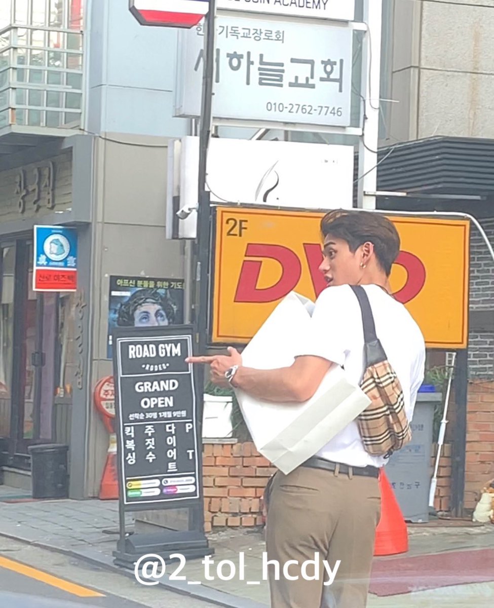 lcsfile's tweet photo. the melanin popped out #LUCAS https://t.co/jDwkUbdffW