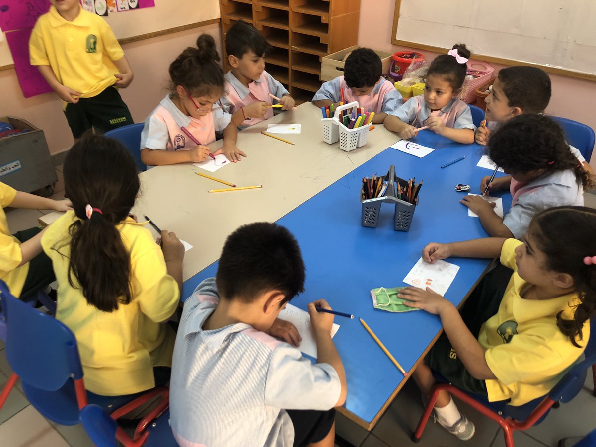 Darineyassine's tweet photo. After being introduced to our feelings thru listening to a song, our learners took their time to draw how do they feel &amp; telling why they feel this way ! #Communicating their ideas #expressing_feelings @Hhhsinfo @TawilNoor @tbaassiri @sashgh https://t.co/dRgj5H0Ndl
