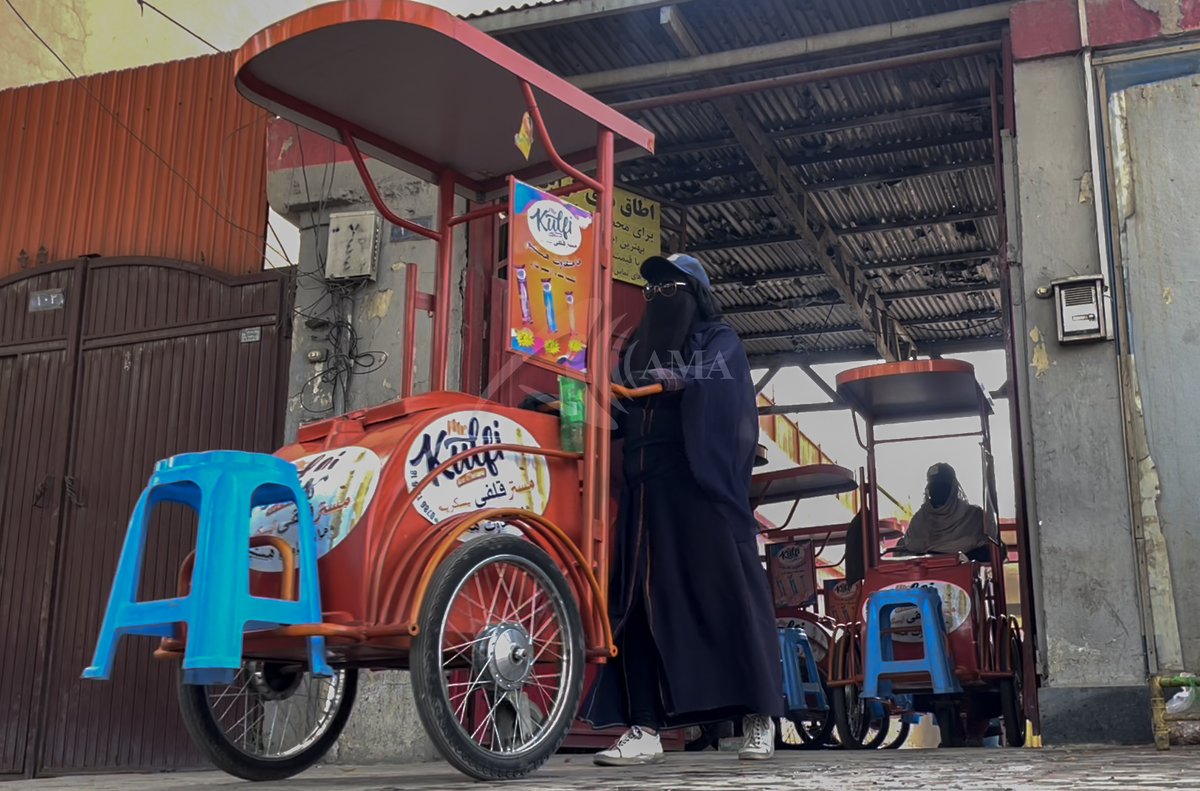 AgencyAfghan's tweet photo. Afghan #women sell popsicles on the streets to make ends in order to fight the #economic crisis in Kabul, Afghanistan, on September 21, 2022. Among other sanctions, #Afghanistan has been struggling with the lack of liquidity as its assets have been frozen by the #US. https://t.co/LrXFaD1fdr