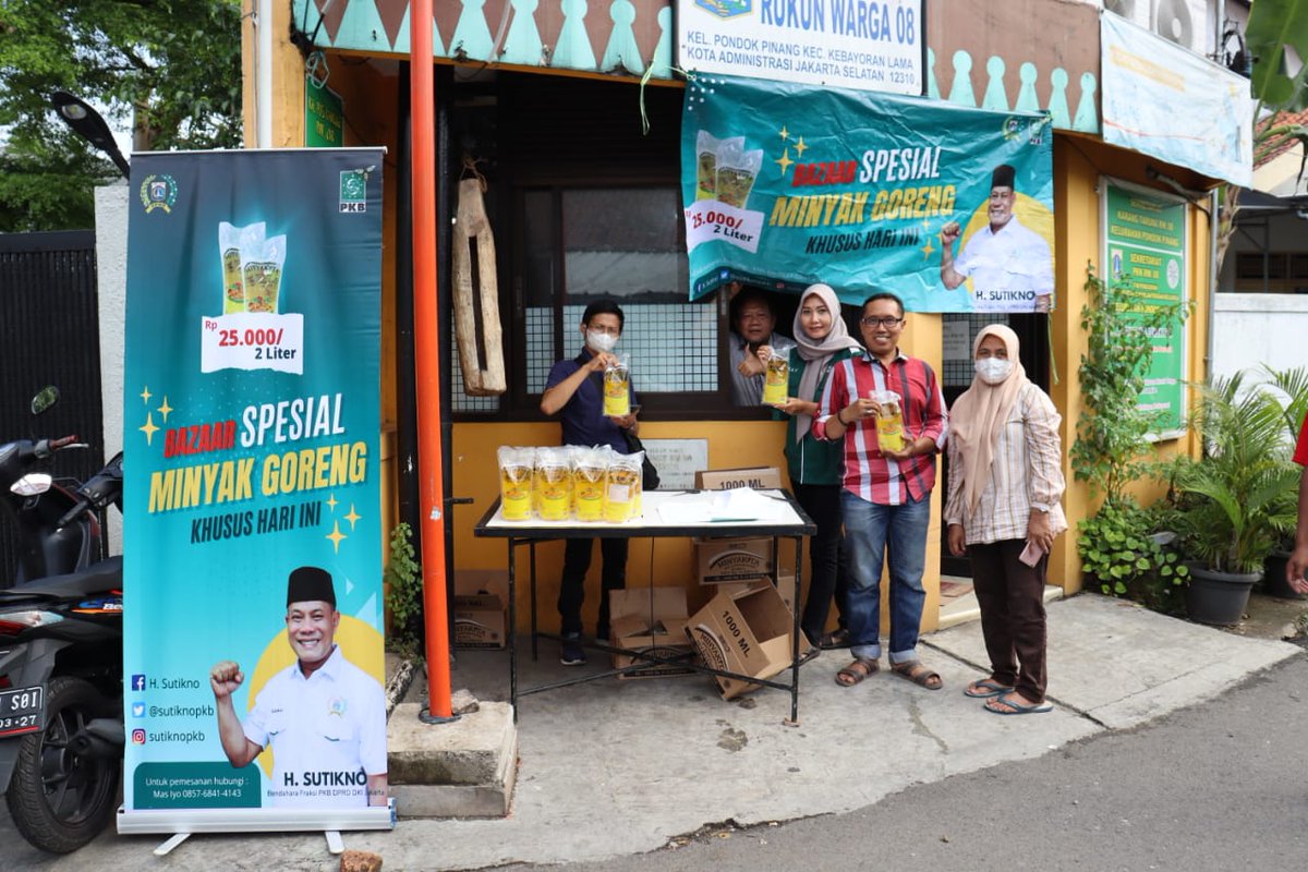 sutiknopkb's tweet photo. Kegiatan bazar minyak goreng murah di Jl. Pupan Kantor RW 08 Pondok Pinang Kec. Kebayoran Lama sore ini.
Semoga bisa terus ke wilayah-wilayah lainnya.
#bazar #migor #pondokpinang #kebayoranlama #sutiknopkb #sutikno #cakimin #fpkb https://t.co/fq8dN6UQeP