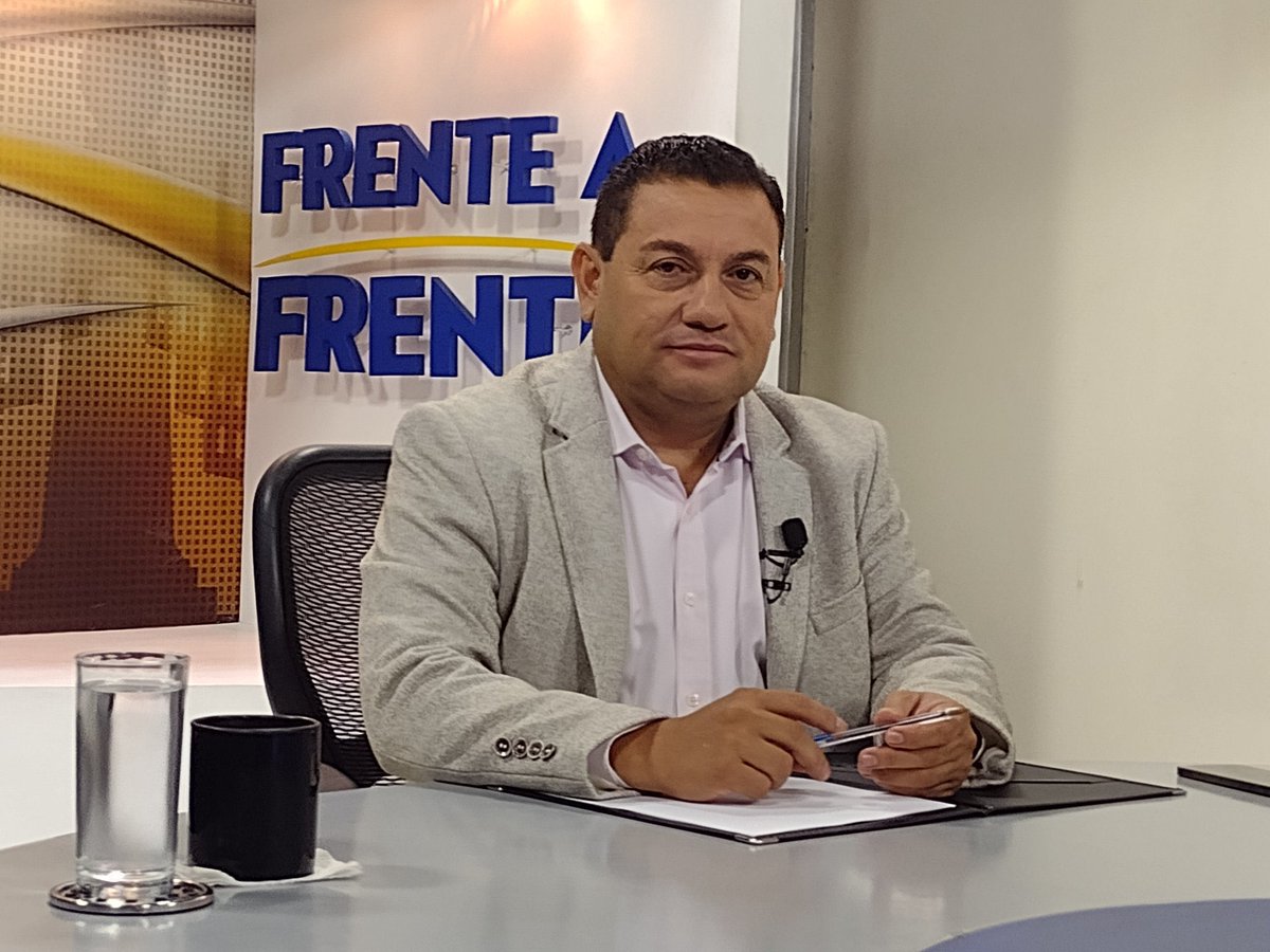 elsalvadornewSV's tweet photo. #EnVivo | El ministro de @TrabajoSV, @RolandoCastroSv, se encuentra en la entrevista de Frente a Frente donde abordará temas como el #ProgramaDeMigracionLaboral, el relanzamiento del #ProgramaDeInsercionLaboral y las inspecciones continúas a las empresas de seguridad. https://t.co/VVAOPJPHLq