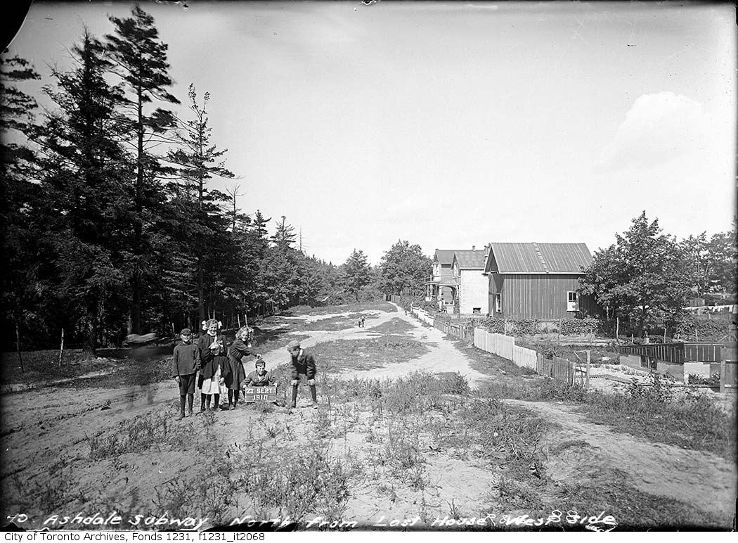 #OnThisDay in 1910, photographer James Salmon snapped some young surveyors in training on Ashdale Avenue looking northeast from a point north of Fairford Avenue. ow.ly/ithM50KNcUW #TorontoHistory #TorontoArchives #OTD