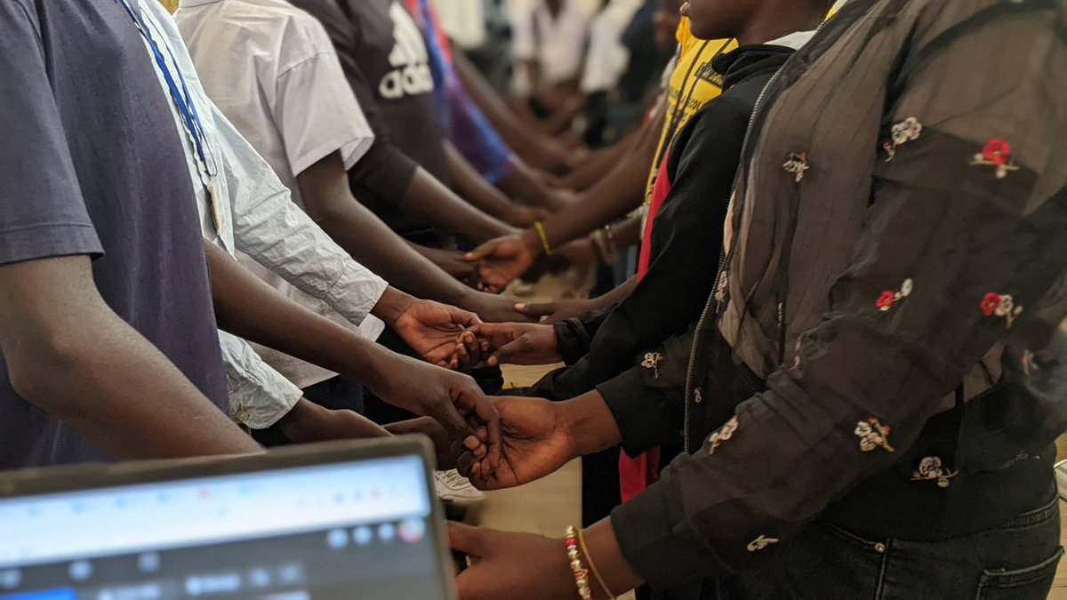 tech_elimu's tweet photo. Un exercice à travers lequel l'orateur du jour Mr. Pascal Mugaruka de AFRICA RECONCILED introduit la thématique du jour en marge de la célébration de la journée Internationale de la paix.
@RudiIntl
#PeaceDay #PeaceDay2022 #InternationalPeaceDay #ElimuTechCentre https://t.co/ZKmamdmh8Y