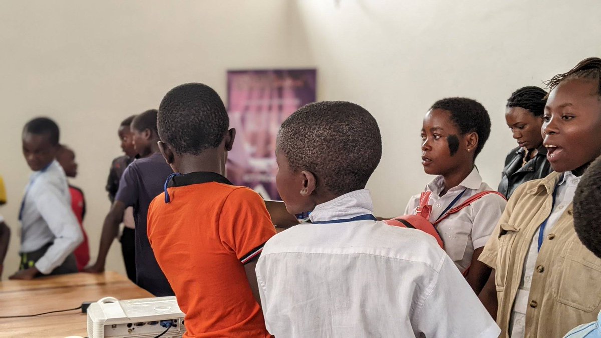 tech_elimu's tweet photo. Un exercice à travers lequel l'orateur du jour Mr. Pascal Mugaruka de AFRICA RECONCILED introduit la thématique du jour en marge de la célébration de la journée Internationale de la paix.
@RudiIntl
#PeaceDay #PeaceDay2022 #InternationalPeaceDay #ElimuTechCentre https://t.co/ZKmamdmh8Y