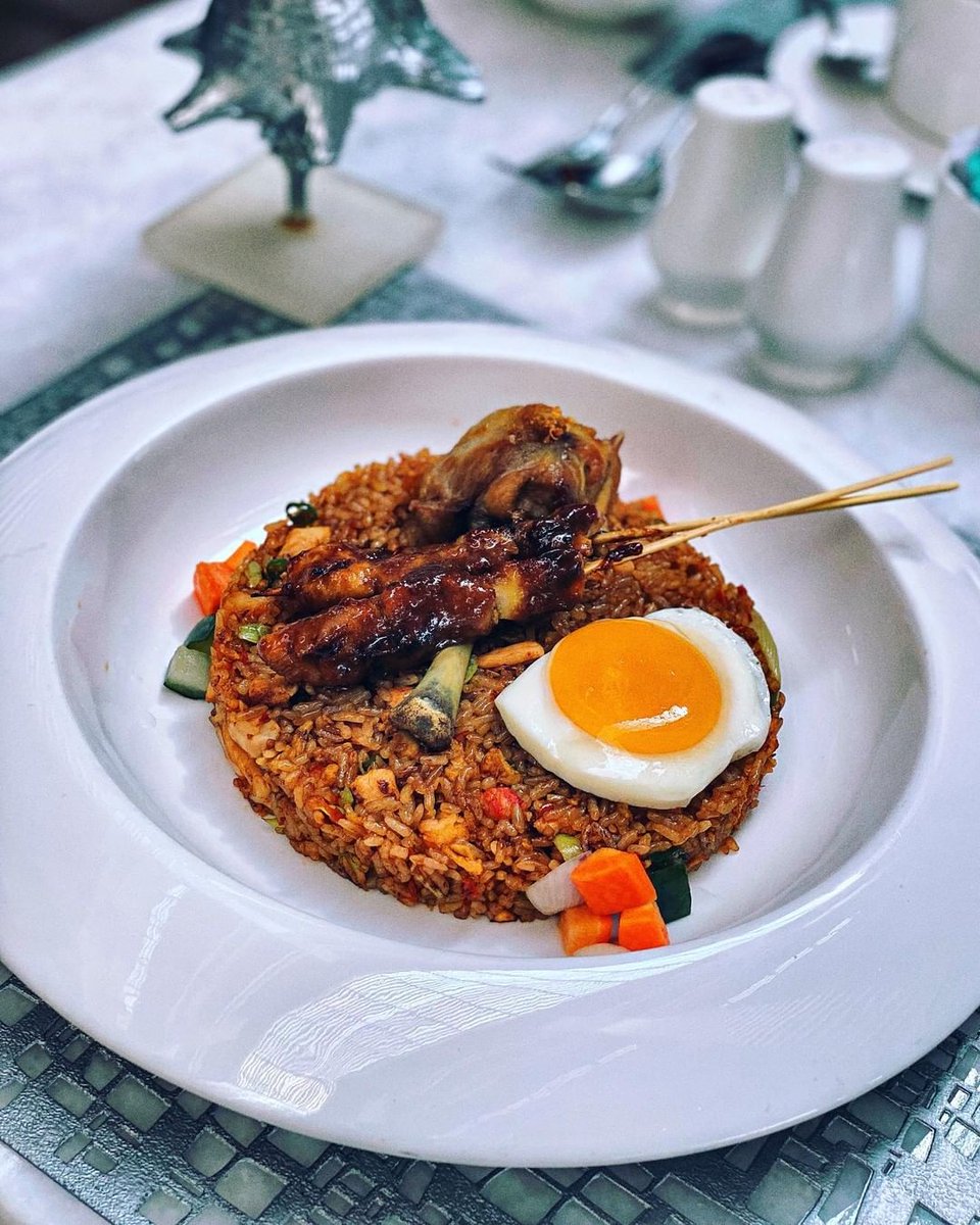 themuliabali's tweet photo. Comfort food? Here's one that will satiate both your appetite and soul. Our classic go-to savoury, sweet Nasi Goreng with a side of satay, fried chicken and a sunny side up, perfect any time of the day!
#themulia #muliabali #nusadua #maincourse #friedrice #sunnysideup https://t.co/Nf1kWiT0GU