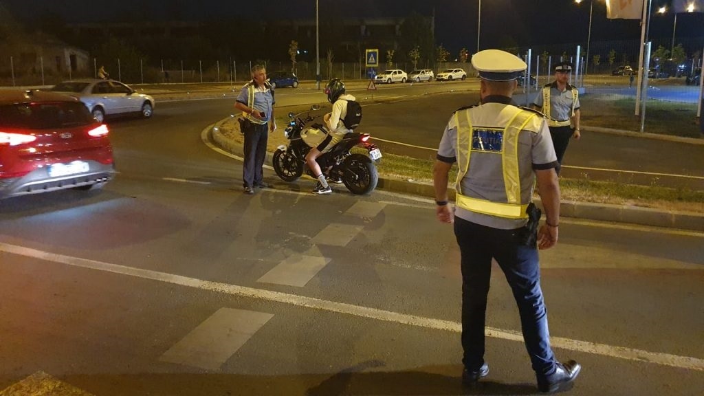 romanya_haber's tweet photo. 🇷🇴Bükreş Belediyesi, geceleri aşırı gürültü yapan otomobil ve motosikletlere yasağa hazırlanıyor. Başkent sınırlarında geceleri araç gürültüsünün en fazla 60 desibel olması planlanıyor. Karar kabul edilirse yasağa uymayanları 5000 lei (1011 euro) para cezası bekliyor. #CGMB https://t.co/hQ0exvKAS8