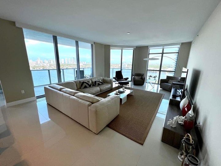 AFRealty's tweet photo. 🌇 Marina Palms
📍 17301 Biscayne Blvd, Unit 1809
🛏 Bed 3 - 🧼 Bath 3/1
📐 2,219 Sq. Ft.
💵 For Rent: $9,500/m

Stunning apartament, fully furnished and decorated, must see to appreciate. Famous 09 line on the SE corner with direct bay view and overlooking the marina. https://t.co/WwliaILyH9