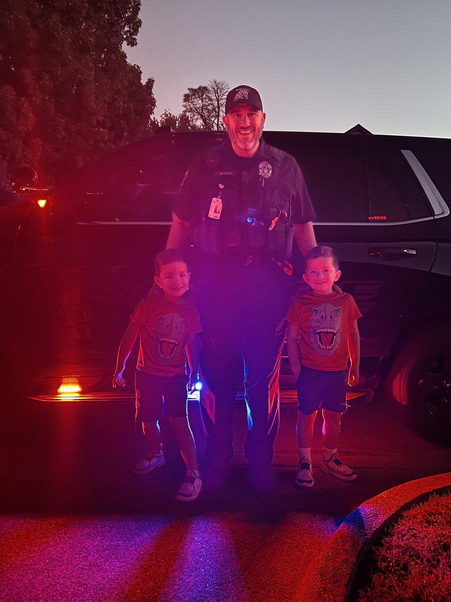 BNHS_SRO's tweet photo. These two amazing Lakeview Elem kindergartners (Kolt and Kace) won a trip with me👮‍♀️ this morning! I picked them up 🚔 from home for breakfast at Chic-Fil-A then off to school…we had a blast! @ByronNelsonHigh @NorthwestISD @LakeviewEs @TASRO_org @TxSchoolSafety @RoanokePoliceTX https://t.co/lP72OyeljR
