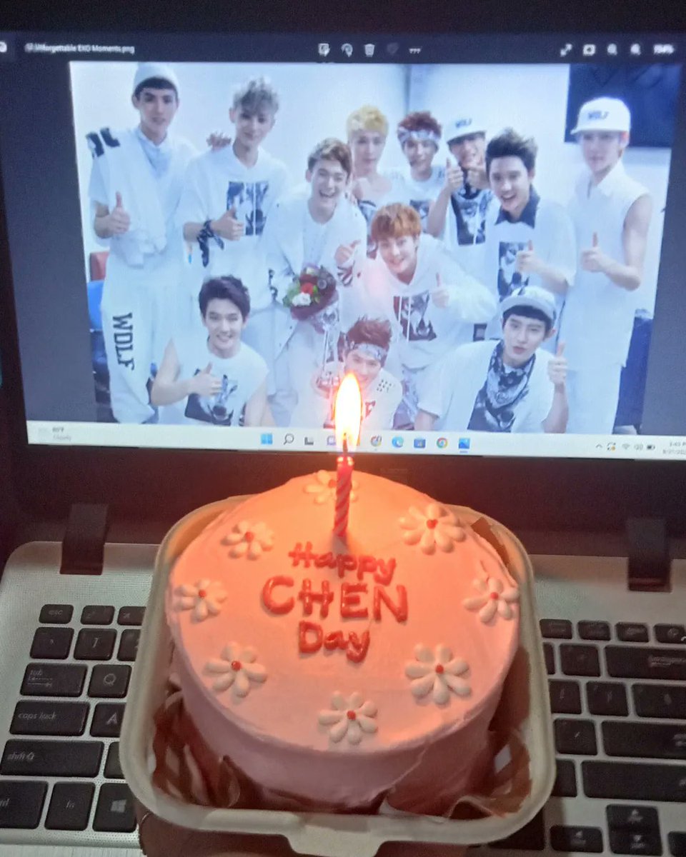 IamBunnyWP's tweet photo. 생일 축하해 우리 첸! ❤️🦕👑
#ChenDay #EXO #happybirthdayChen #weareoneEXO https://t.co/VMZEjBMpSz