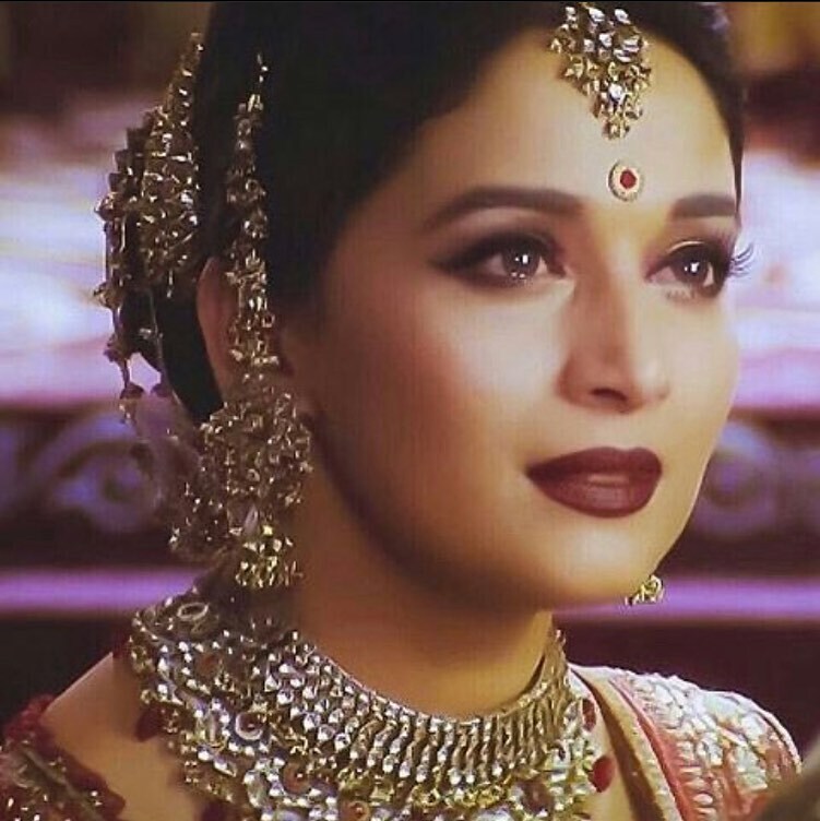madhurisfanmex's tweet photo. From Devdas #adorable #woman #happy #bonita #madhuridixit #madhuri #bella #amazing #dancer #artist #bollywood #movie #inspiration #inspiracion #cute #gorgeous #guapa #sexy #beautiful #glamorous #trend #exitosa #inspiring #passion #smile #hermosa #sonri… https://t.co/0MJAXpaLqC https://t.co/XKH0HdrXP5