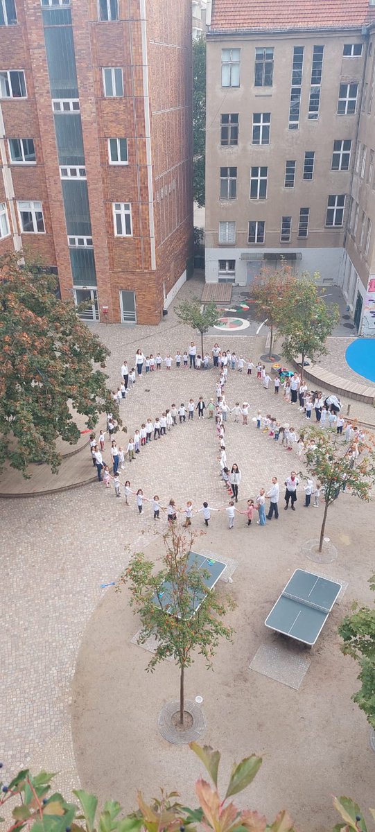 BMSSecondary's tweet photo. Peace in our world! #internationalpeaceday2022 #peace #heartsandminds @BMSPrimary @ELC_BMS https://t.co/1SDv4SAm93