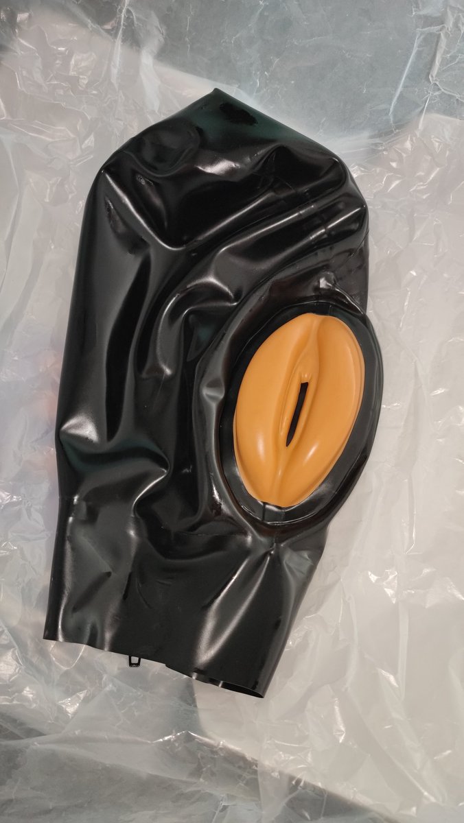 Lola_Noir__'s tweet photo. This beautiful kinky mask is finally mine! 
You'll see it on me soon 😈 https://t.co/8CiiuRpMiJ