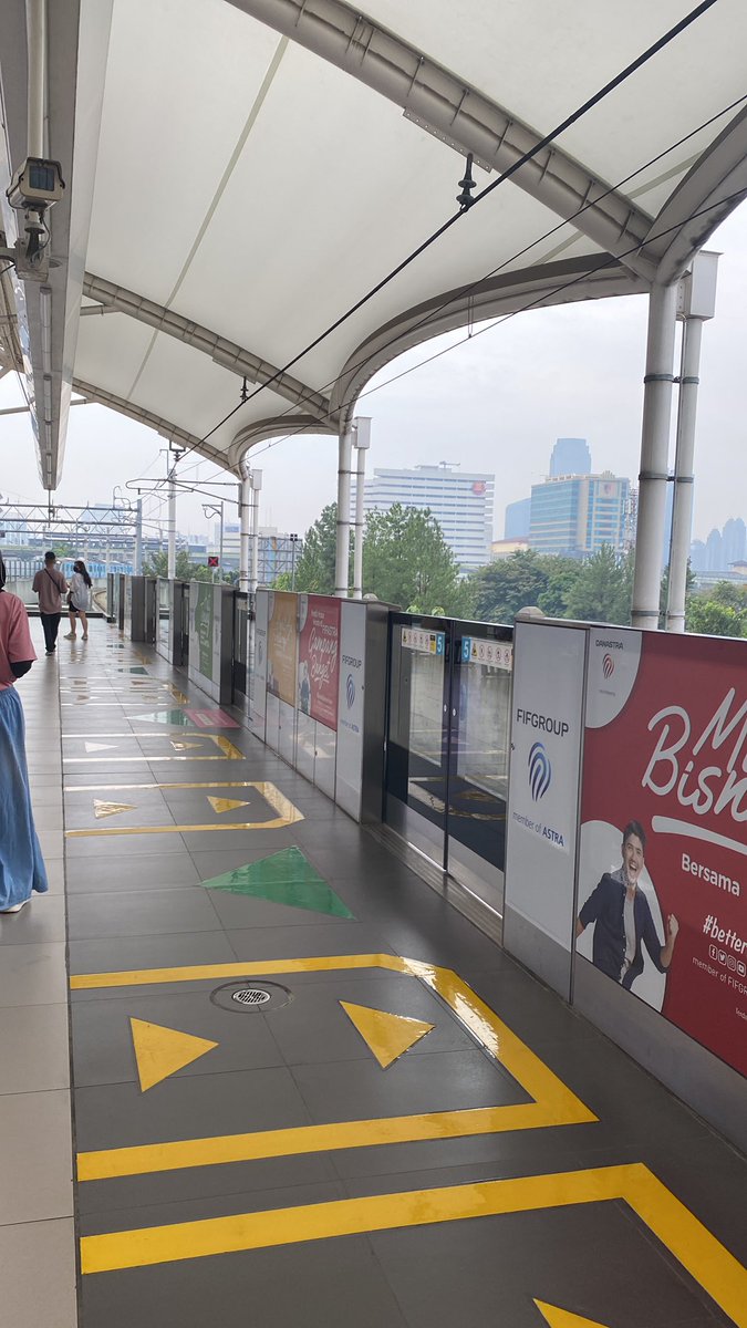 pengalaman yang  gw alamin  ketinggalan nasi bungkus di mrt ratangga Bhi-Lbb wkwk yang malu nya petugasnya nemuin terus di kembaliin 😭malah isinya nasi uduk semur jengkol , makasih banyak petugas mrt km tidak meremehkan barang apapun <a href="/mrtjakarta/">MRT Jakarta</a> #UbahJakarta #HariperhubunganMRT
