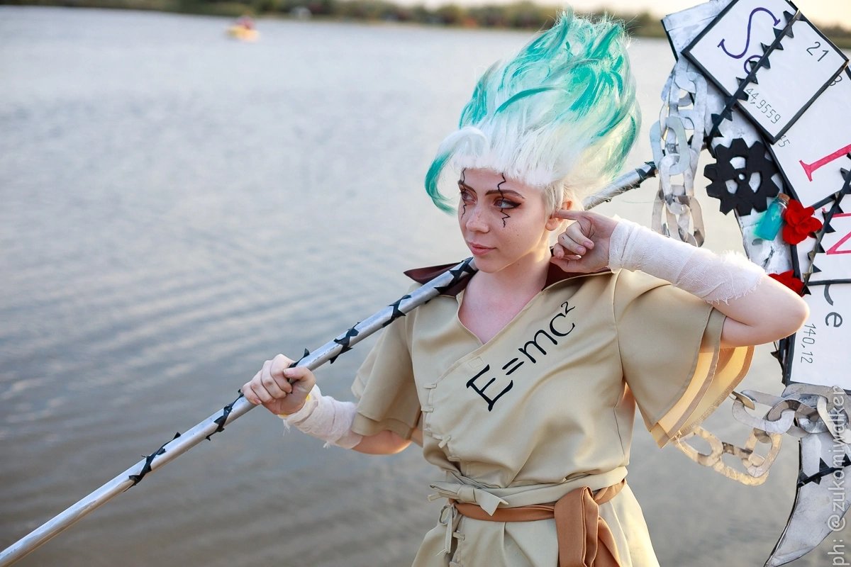 shinaga_va's tweet photo. Стоит думает 
Ph: @zukomiwalker 
#DrSTONE #cosplay #senkucosplay #senku #докторстоун https://t.co/QHwRs1wrGT
