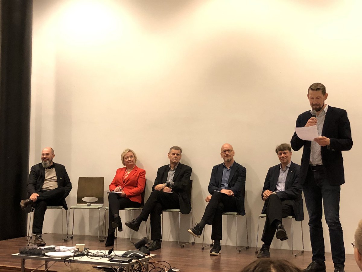 Paneelisteille <a href="/ElsiKatainen/">Elsi Katainen</a> Jukka Saarenpää <a href="/Atria_Oyj/">Atria Oyj</a> Marko Puhto <a href="/valio/">Valentin</a> Erkki Joki-Tokola @LukeFinlandInt 1. kysymys Juha Kipolta: tuleeko Suomessa tuottaa enemmän ruokaa? Oma huoltovarmuus hoidettava ja mikäli viljelijälle kannattavaa -tuottaa lisää. #nurmiseminaari2022