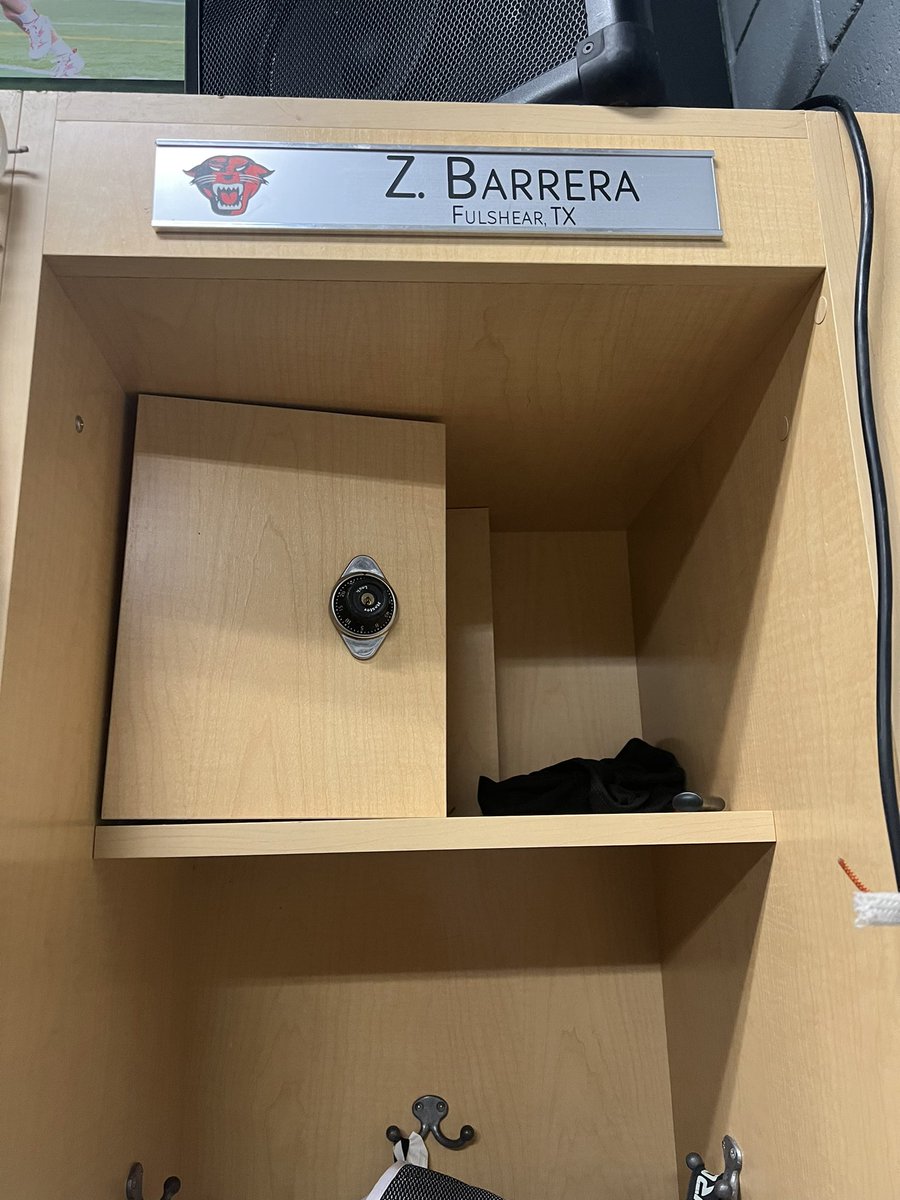 zac_barr3ra tweet media