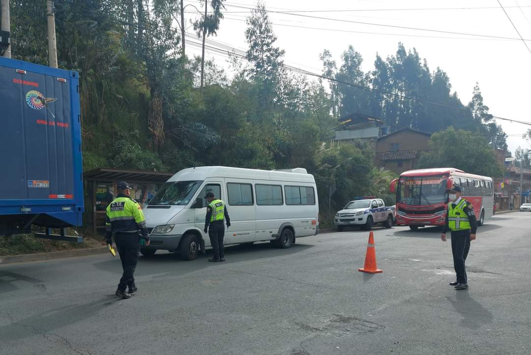 ls_guzmanc's tweet photo. #ControlOperativo
🚔🚨Supervisamos el operativo de control realizado en la vía Cuenca-Molleturo.
Recuerde:
✅️Portar sus documentos.
✅️Mantener su vehículo en buenas condiciones mecánicas.
✅️Respetar las normas de tránsito.
@CTEcuador
@ErnestoPolit
@goberazuay https://t.co/mriEp5M8Bc