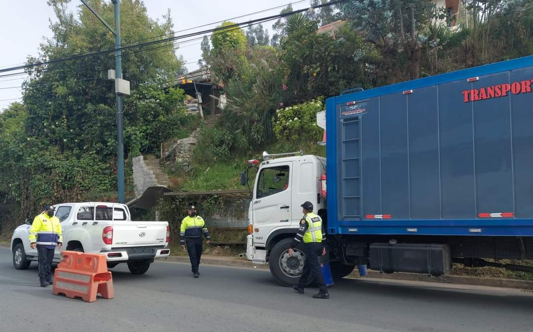 ls_guzmanc's tweet photo. #ControlOperativo
🚔🚨Supervisamos el operativo de control realizado en la vía Cuenca-Molleturo.
Recuerde:
✅️Portar sus documentos.
✅️Mantener su vehículo en buenas condiciones mecánicas.
✅️Respetar las normas de tránsito.
@CTEcuador
@ErnestoPolit
@goberazuay https://t.co/mriEp5M8Bc