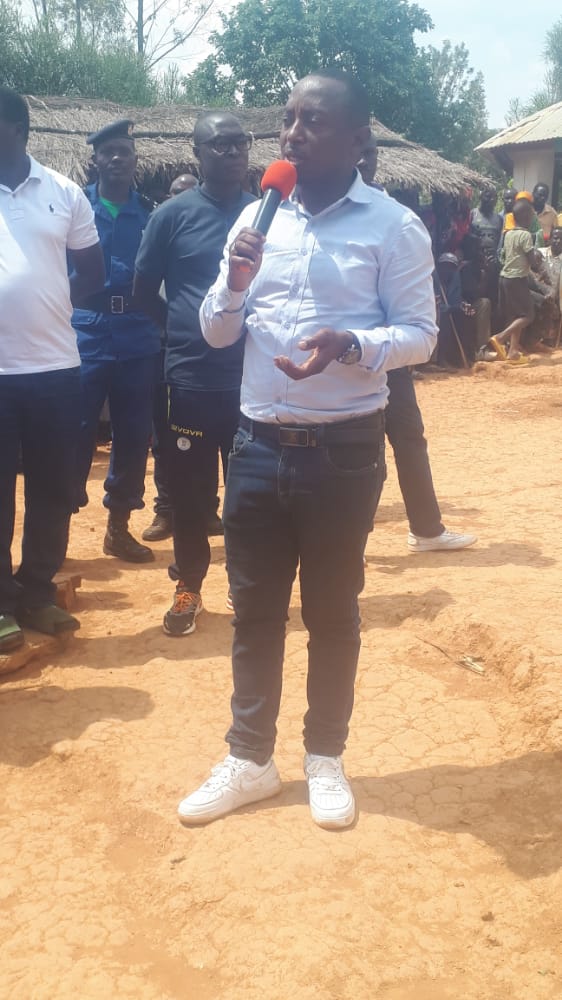 ABPInfos's tweet photo. #Burundi Le gouverneur de @RutanaProvince #Olivier_Nibitanga procédé ce mercredi à l'ouverture de 24 bureaux collinaires construits en commune #Musongati, sur la colline #Runyoni. En guise de remerciement, la population lui a offert une chèvre. https://t.co/0Kj4OUiobL