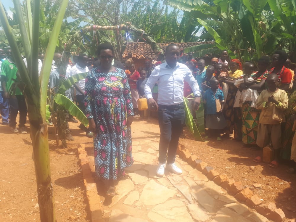 ABPInfos's tweet photo. #Burundi Le gouverneur de @RutanaProvince #Olivier_Nibitanga procédé ce mercredi à l'ouverture de 24 bureaux collinaires construits en commune #Musongati, sur la colline #Runyoni. En guise de remerciement, la population lui a offert une chèvre. https://t.co/0Kj4OUiobL