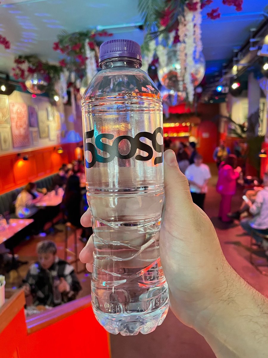 Tha5SOSFamily's tweet photo. 5SOS5 listening party in London! (@MTVBrasil) https://t.co/jIm3xIc5We