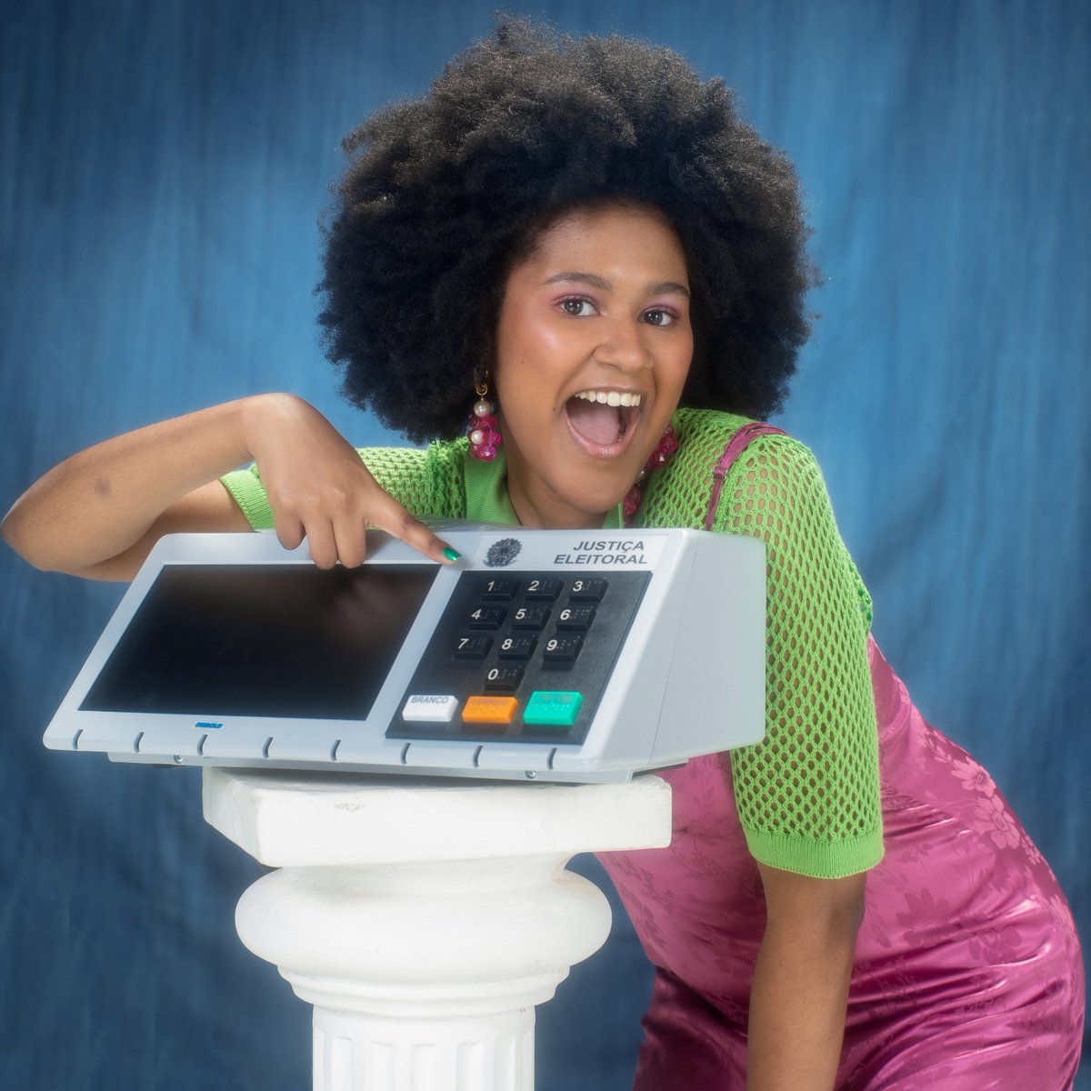 A girl's place is in politics! 

This year, 55% of 16 and 17-year-old Brazilians who chose to vote are girls! <a href="/GirlUpBrasil/">Girl Up Brasil</a> 🇧🇷 invited Girl Up Club members and influencer @MaluParis to pose next to the electronic voting machine to celebrate girls' participation in politics. 📸