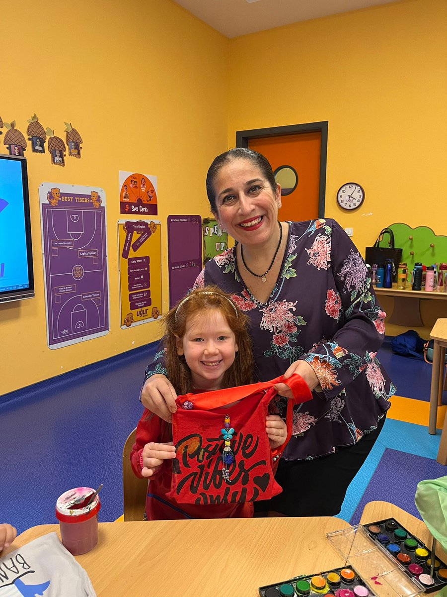 Uğurda Sorumlu Üretim ve Tüketim programı kapsamında; giyilmeyen kıyafetlerden,kumaş parçalarından naylon poşet kullanımını azaltmak icin bez çantalar yaptık 🛍 
#DünyayaUğurluGelelim  #UğurdaSorumluÜretimveTüketim 

<a href="/nilcicek/">Nil Çiçek</a> <a href="/ardaergez/">Arda ERGEZ</a> <a href="/senem_bademci/">Senem Bademci</a> <a href="/Ebru_Divrik/">Ebru Divrik</a>