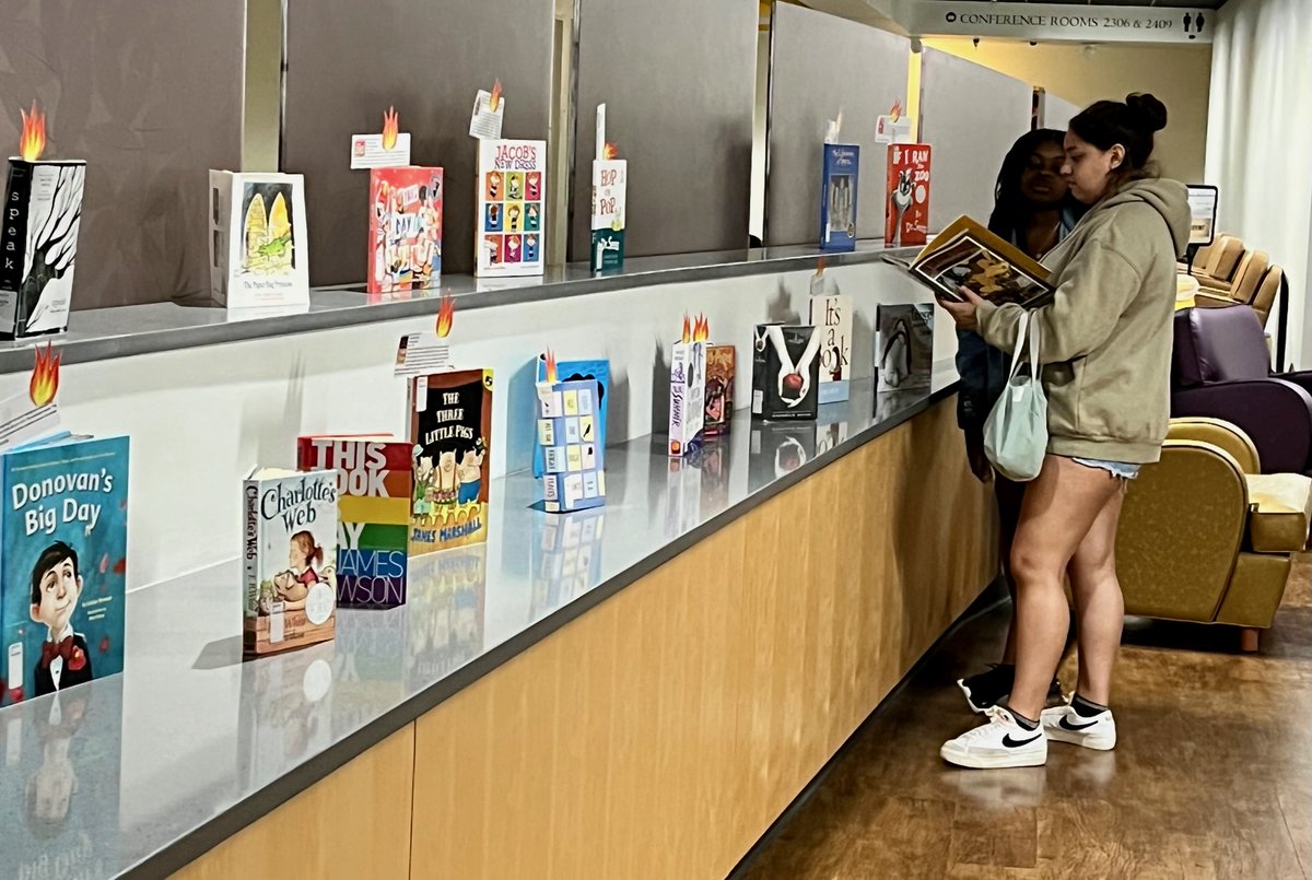 joynerlibrary's tweet photo. Thank you to the faculty, staff and especially students who joined us for a #BannedBooksWeek Read Out event, choosing to celebrate your freedom to read! 

"Books unite us. Censorship divides us." 📚
#ecutrc #ECU https://t.co/s4CGxSCBzN
