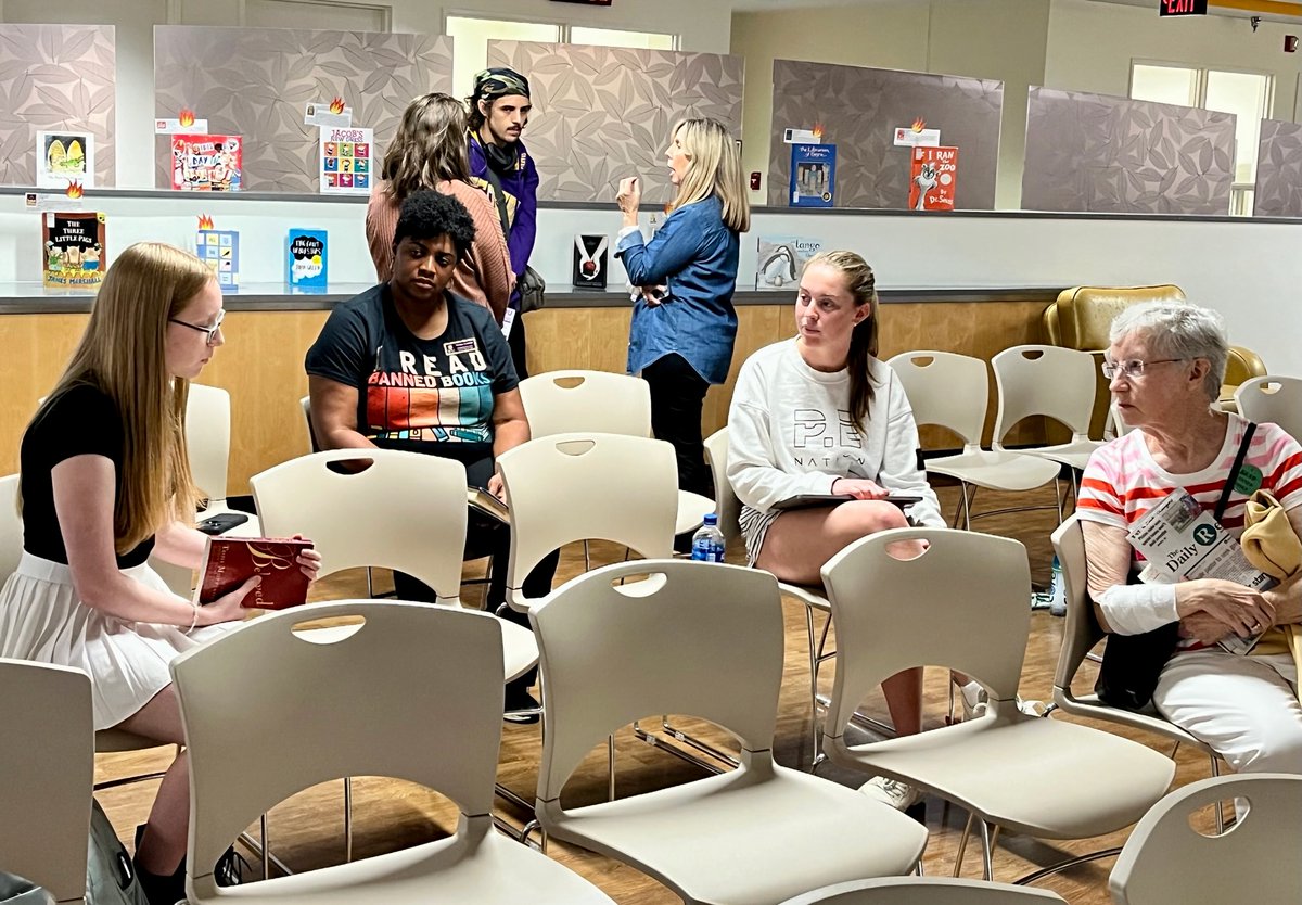 joynerlibrary's tweet photo. Thank you to the faculty, staff and especially students who joined us for a #BannedBooksWeek Read Out event, choosing to celebrate your freedom to read! 

"Books unite us. Censorship divides us." 📚
#ecutrc #ECU https://t.co/s4CGxSCBzN