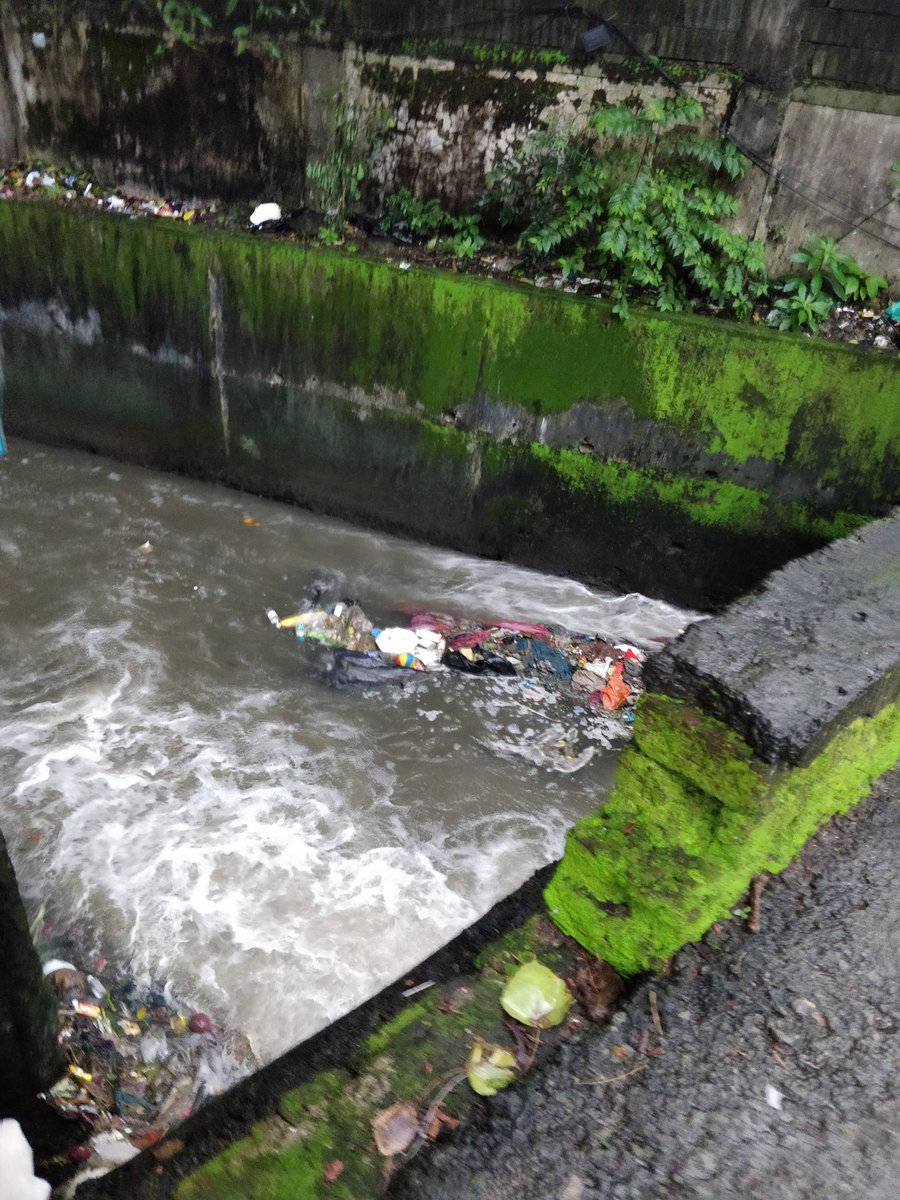 citizen1819's tweet photo. .@mybmcWardS this is a safety issue request you to be prompt and not take your usual time in attending issues.

People are forced to walk on this without barricades
@mybmc @mybmcBridges
@CleanAlm @Kanjurinfo
Location: Drainage near Runwal Forests 
Kanjur Marg West https://t.co/47gA2DS9uq