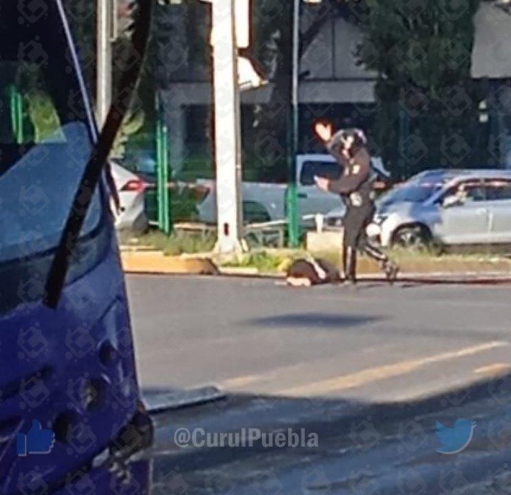 CurulMetropoli's tweet photo. 🚨 Policías cierran el paso en #CalzadaZaragoza y #DiagonalDefensores donde una mujer perdió la vida. Hasta ahora se desconoce la mecánica de los hechos. #CurulPuebla https://t.co/uh5cwYvJKL